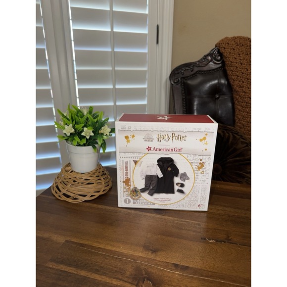 American Girl Harry Potter Hogwarts Uniform And Sorting Hat Nimbus 2000 NIB - Picture 3 of 9